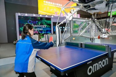 図5 相手の動きを察知しての最適行動が可能な卓球ロボット